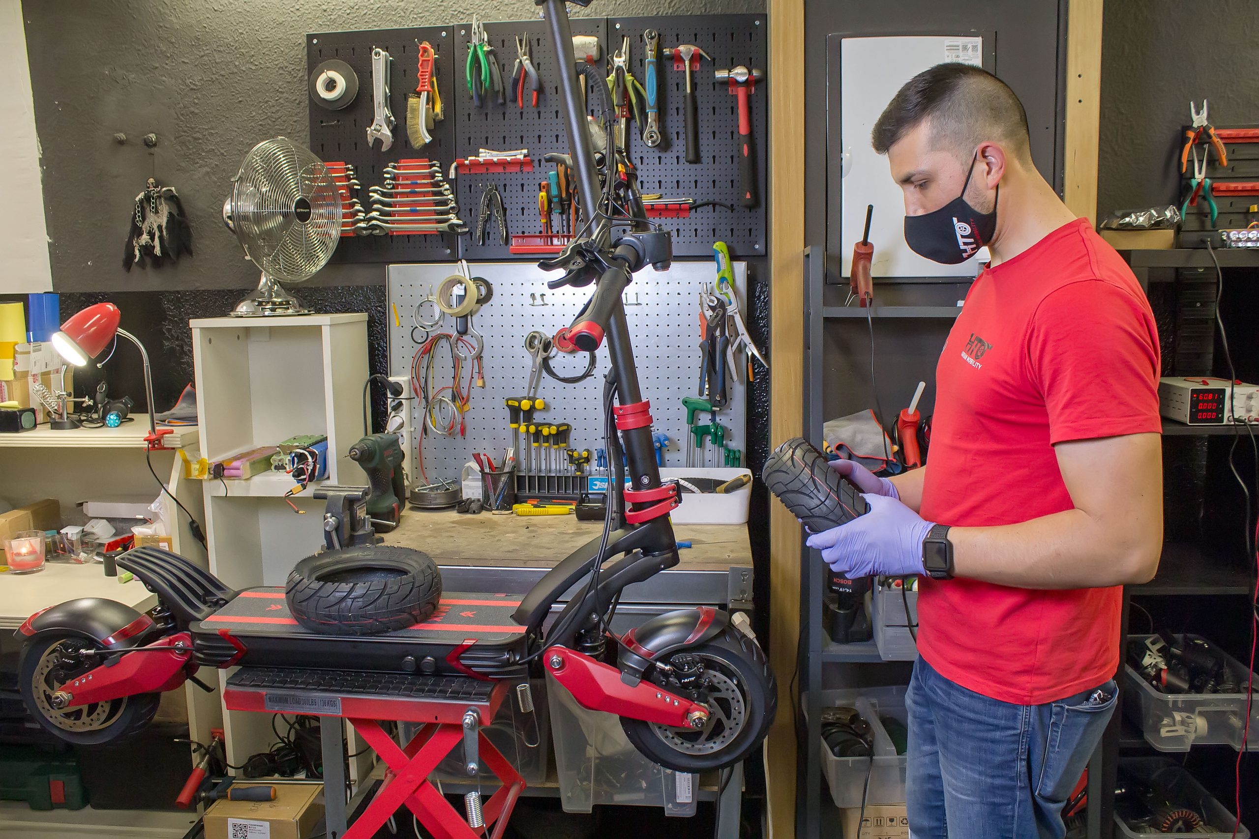 Técnico de Litio Energy reparando un scooter eléctrico